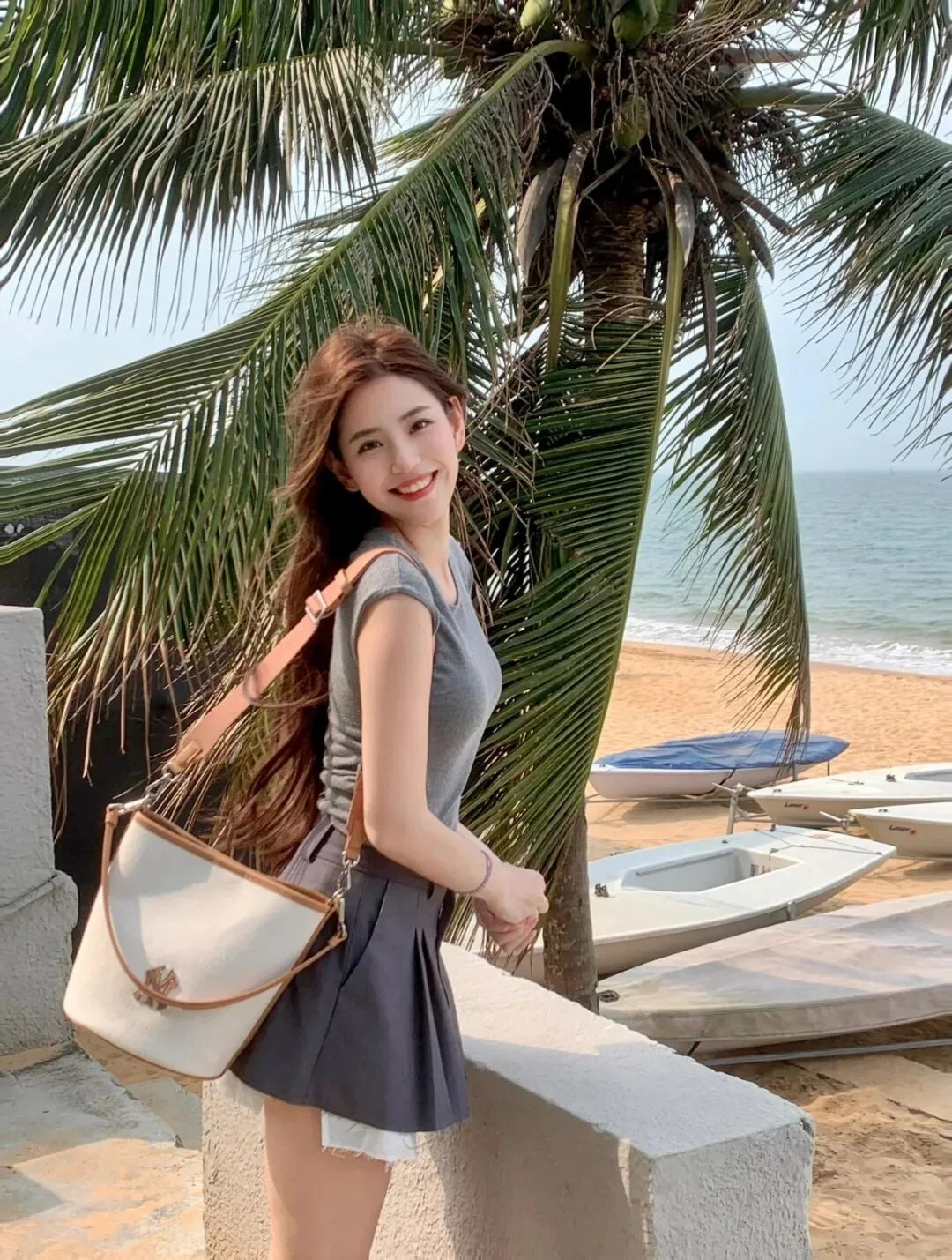 髪上げて仰頭笑う