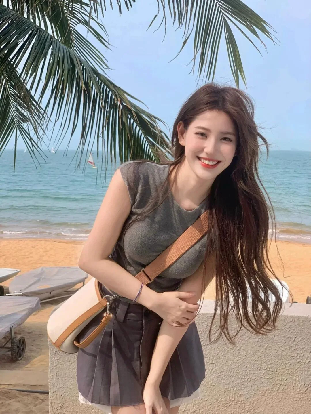 砂浜に座って振り返る