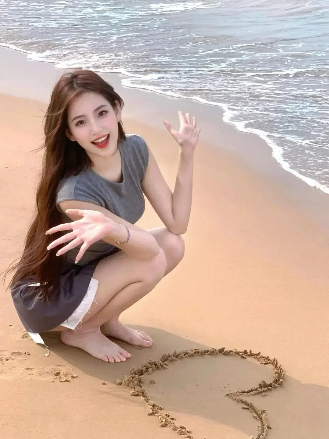 砂浜に立って両手を開く