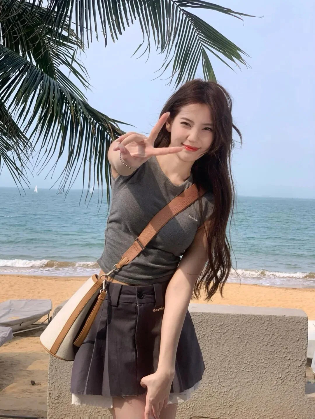 片身前に立ってピース振り返る