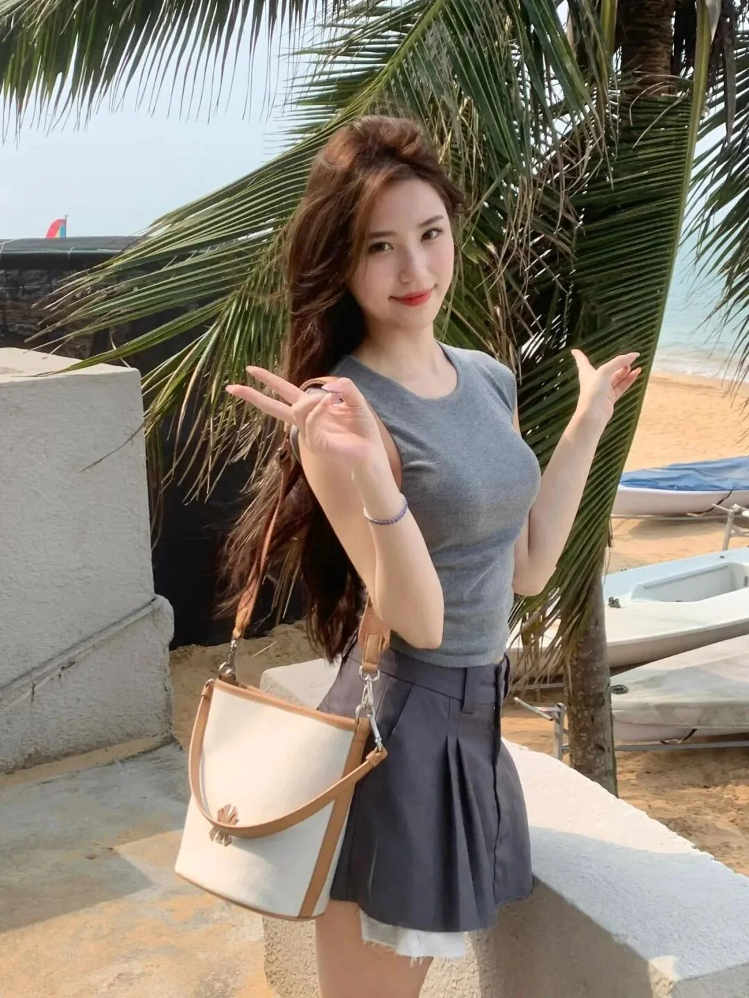 荷物を持って振り返る