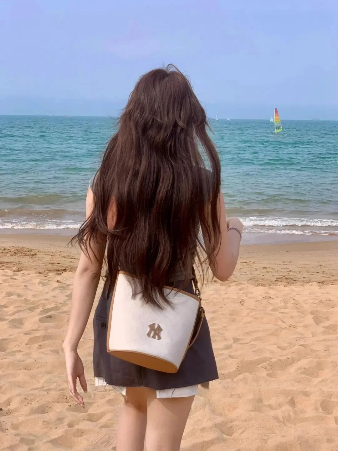 荷物を持って振り返る微笑み