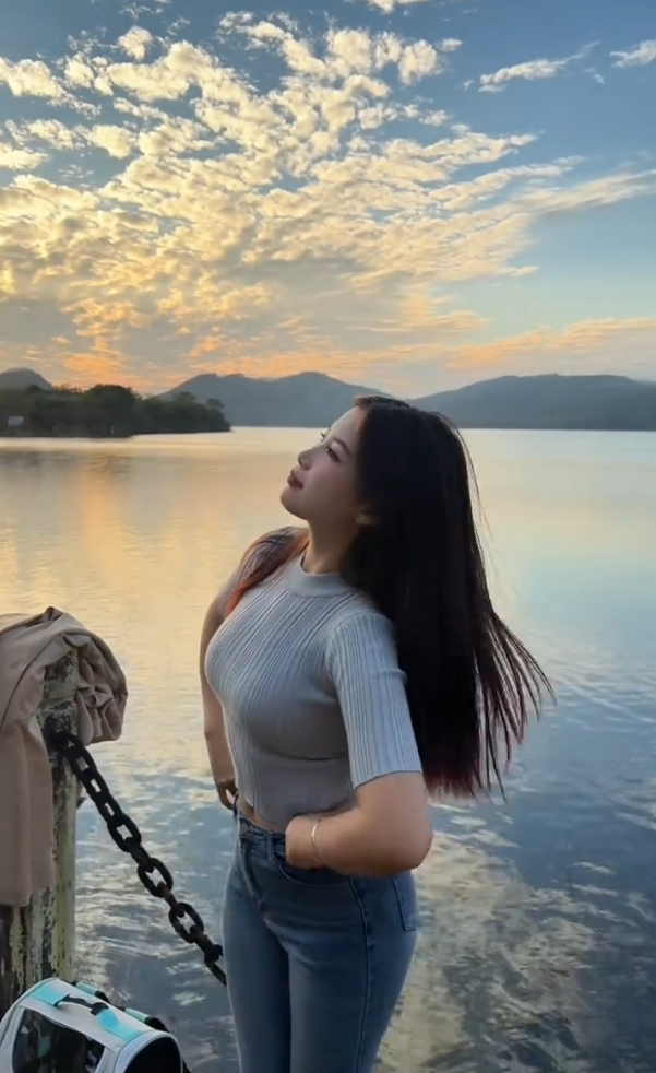 1. Manos en la cintura, cabeza inclinada, sonrisa mirando a la cámara