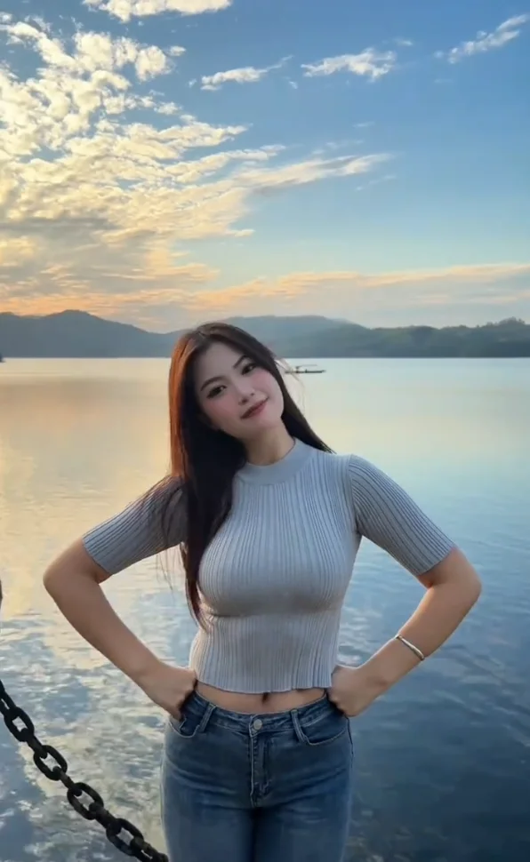 4. De pie de frente, manos en las caderas, mirando a la cámara