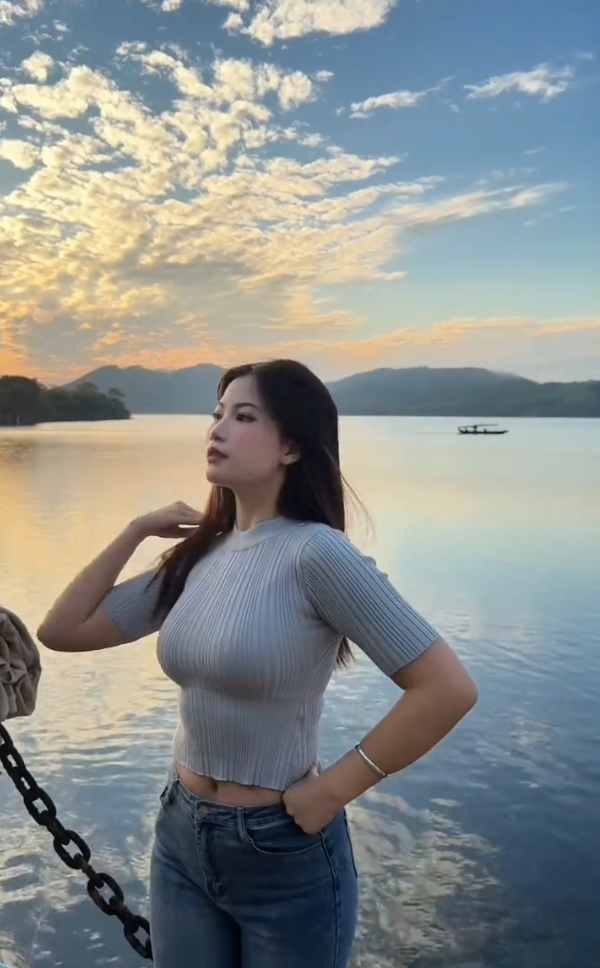 5. Piernas cruzadas, manos abiertas hacia los lados