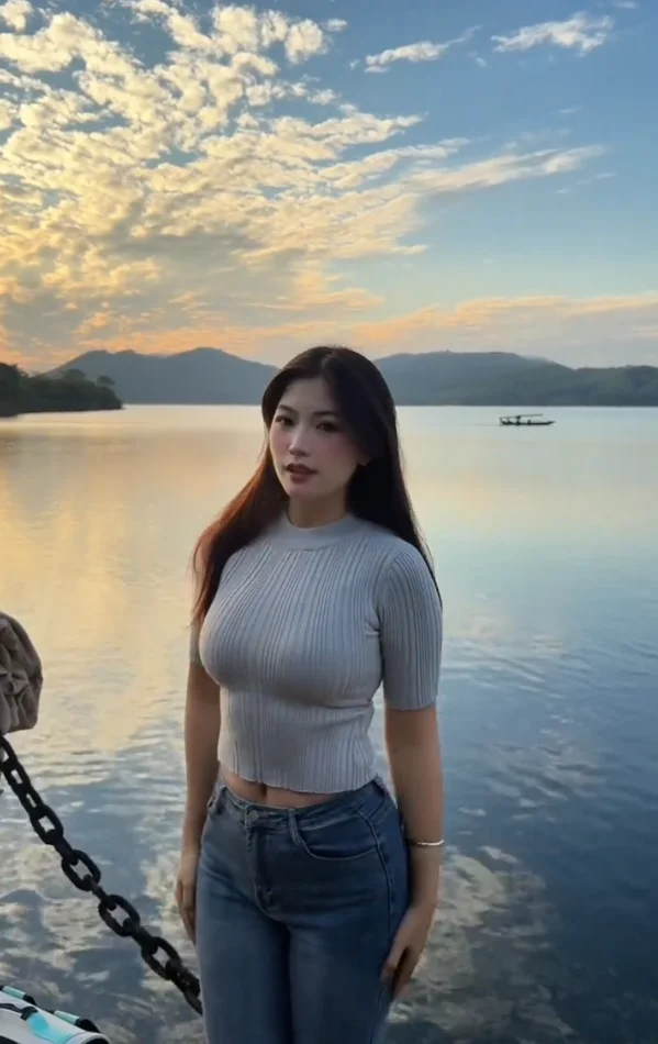 6. De pie de frente, brazos cruzados, mirando a la cámara y sonriendo