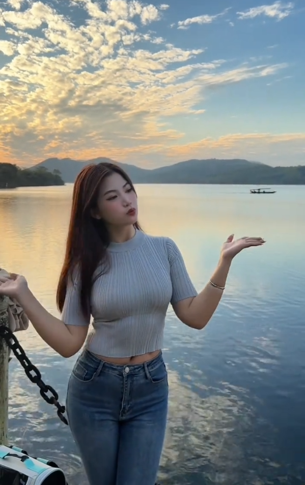 8. Piernas juntas, manos en la cintura, mirando a la cámara y sonriendo