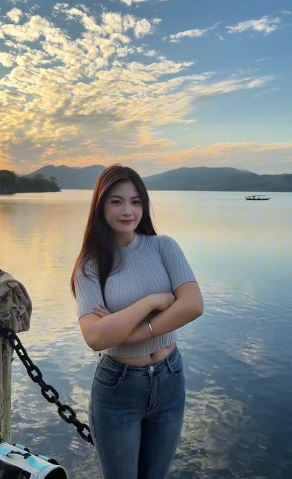 9. De lado, manos en la cintura, mirando hacia arriba