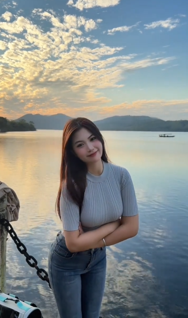 10. De espalda a la cámara, jugando con el pelo, mirando a lo lejos