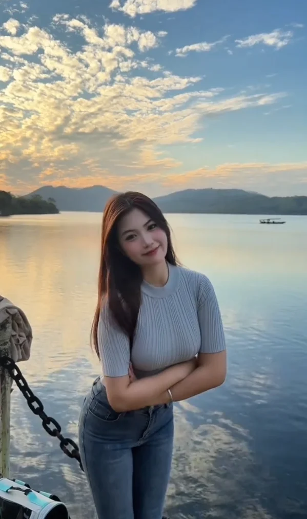 10. De espalda a la cámara, jugando con el pelo, mirando a lo lejos