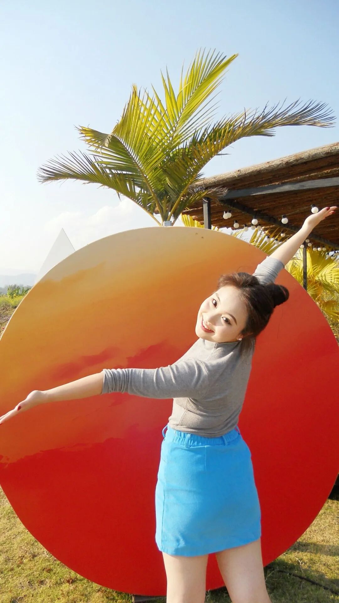 8. De espalda a la cámara, manos abiertas hacia los lados, volteándose a sonreír